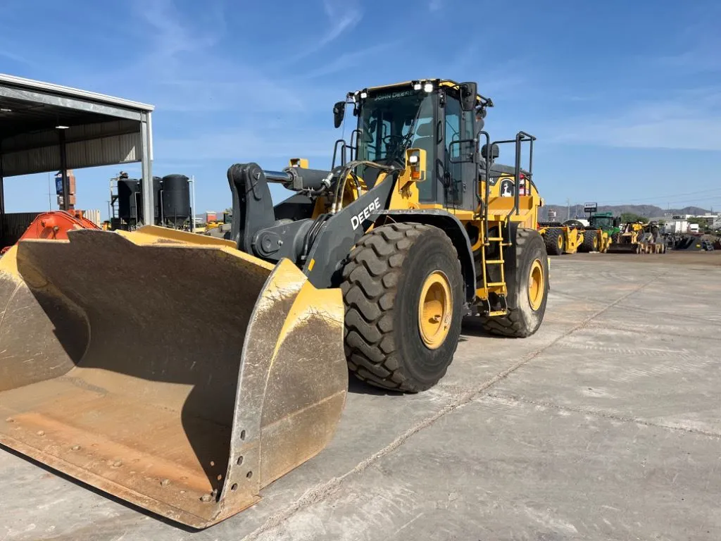 2021 John Deere 744L
