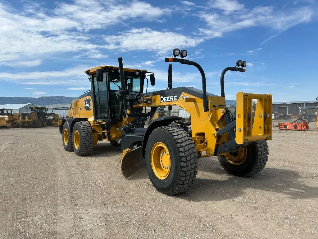2023 John Deere 772G