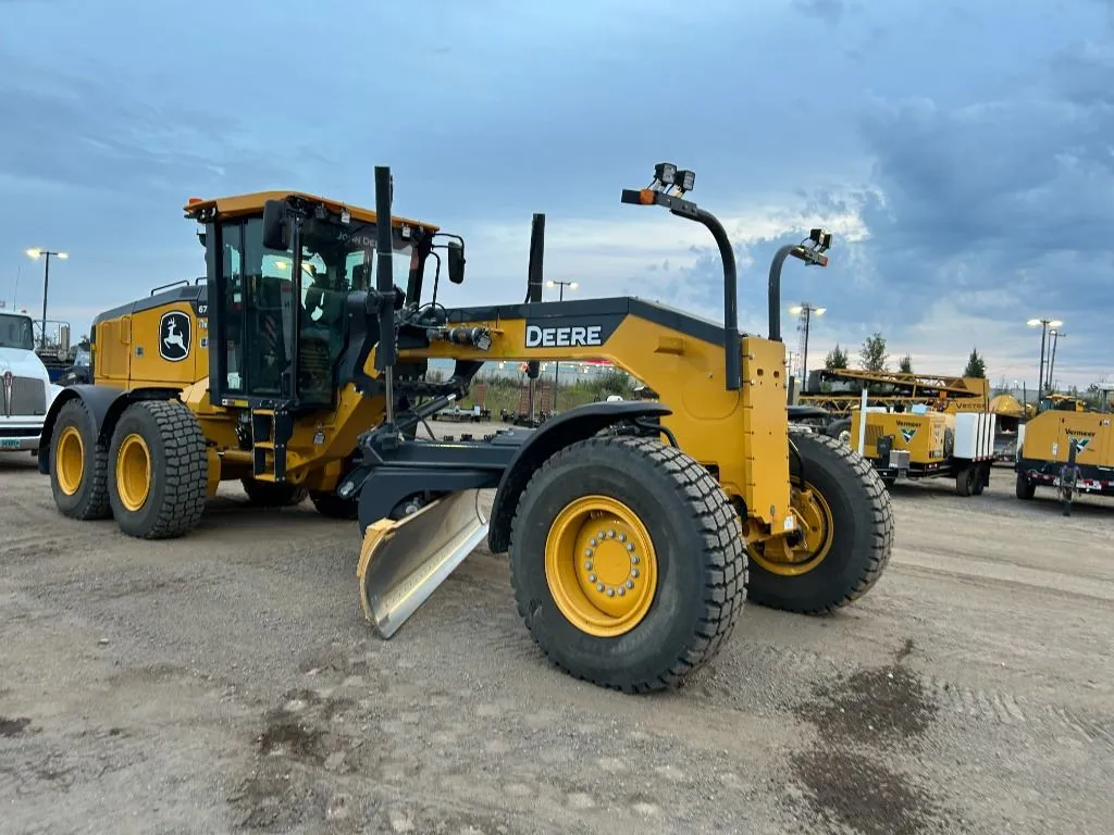 2023 John Deere 672G