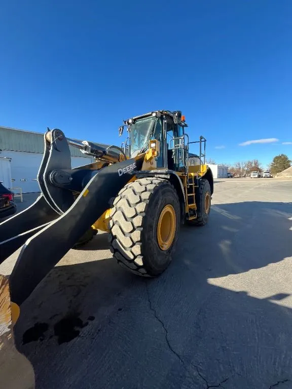 2021 John Deere 744L