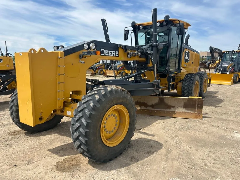 2023 John Deere 772G