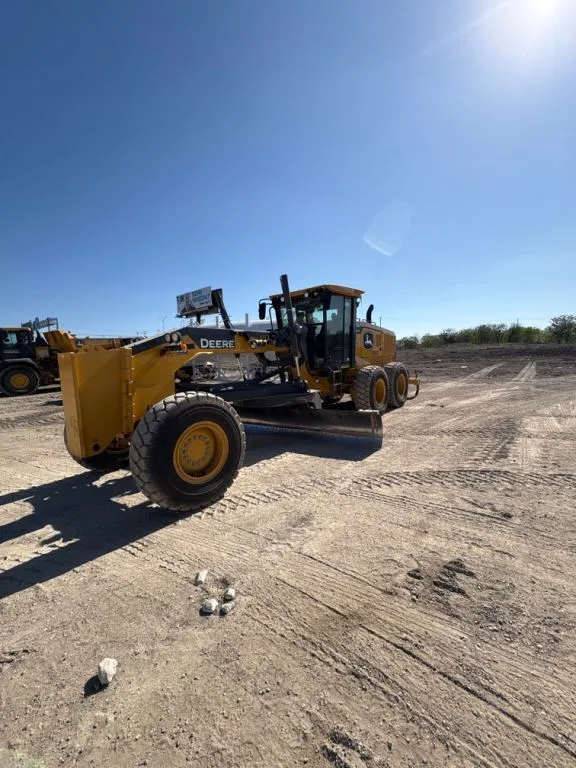 2023 John Deere 772G