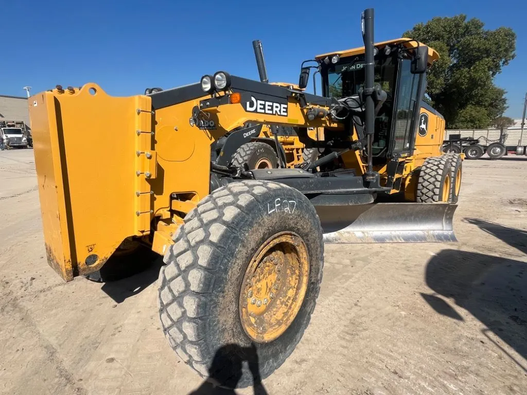 2023 John Deere 772G