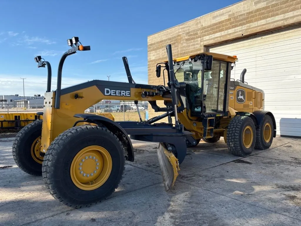 2023 John Deere 772G