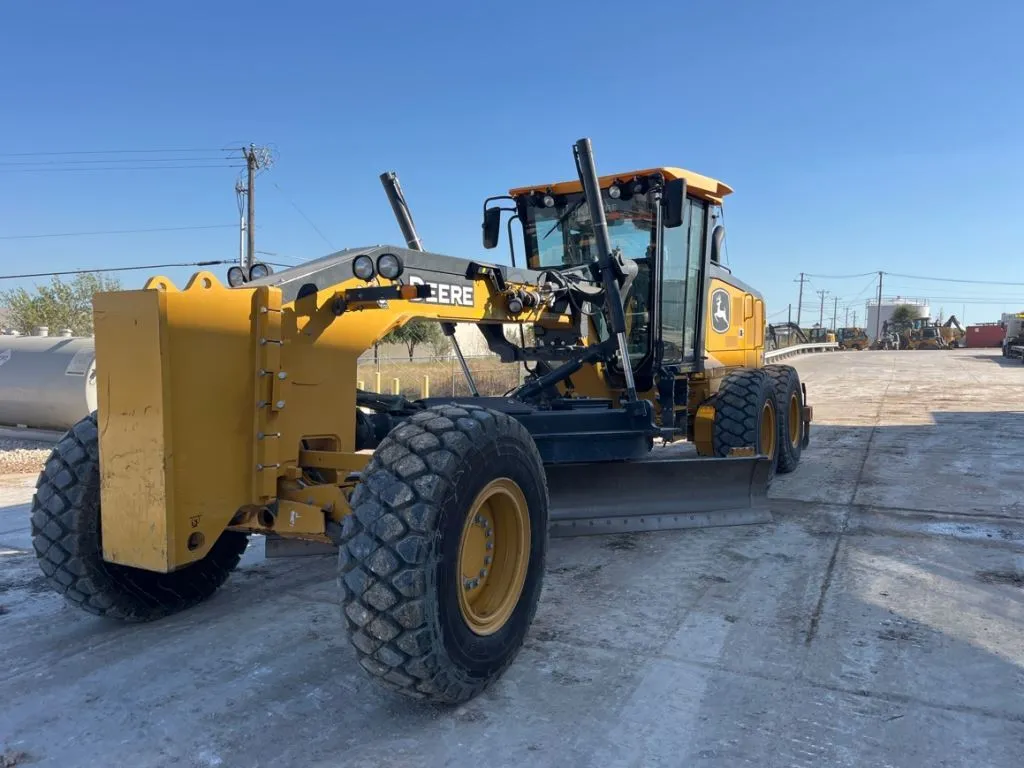 2024 John Deere 772G