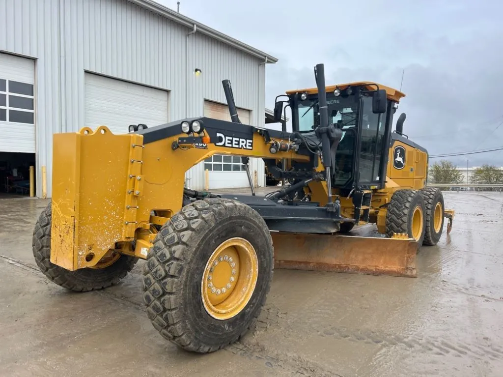 2024 John Deere 772G