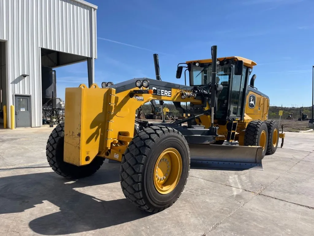 2024 John Deere 772G