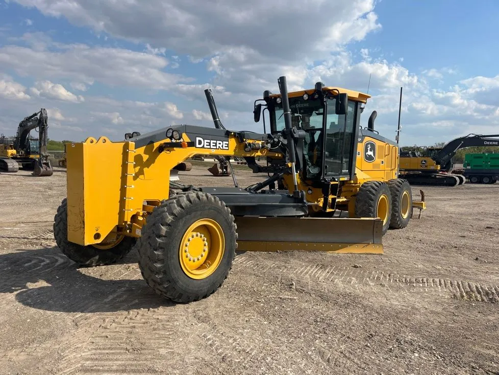 2024 John Deere 772G